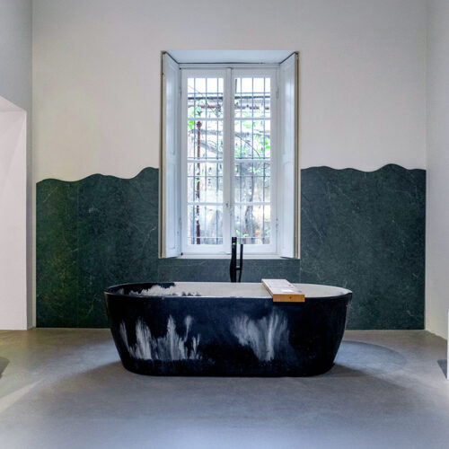 Bathing chamber, espacio creado por Cecilia Szalkowicz y realizado por Canteras para la Feria de Milán